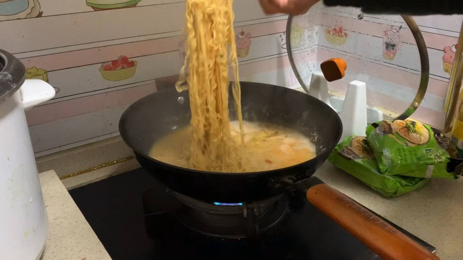 两袋泡面4个鹌鹑蛋一个火腿肠吃起来真爽